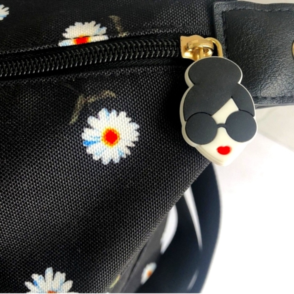 ALICE + OLIVIA Daisy Print Travel Weekend
Duffle Bag - Picture 3 of 8